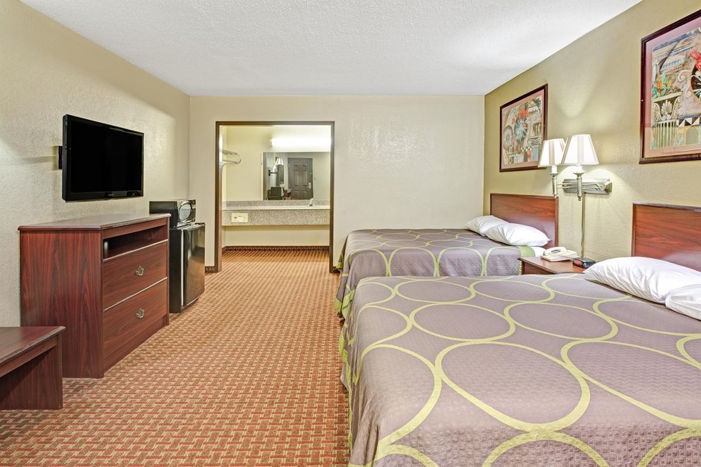 Super 8 By Wyndham Shawnee Hotel Room photo